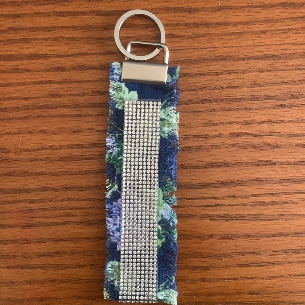 Fashionable floral wristlet keychain ! Rhinestones and frayed design ✨ - Picture 3 of 4